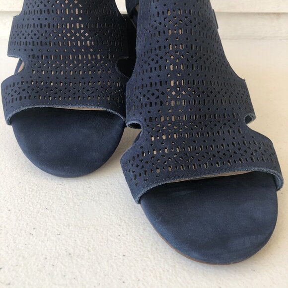 Vince Camuto Navy Corbina Size 10M Laser Cut Block Heel Ankle Boot - Picture 7 of 13